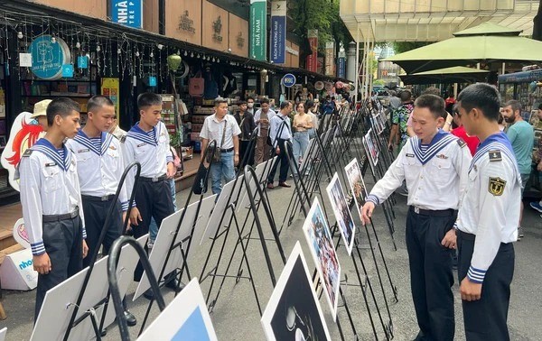 Exposición fotográfica sobre Truong Sa en Ciudad Ho Chi Minh