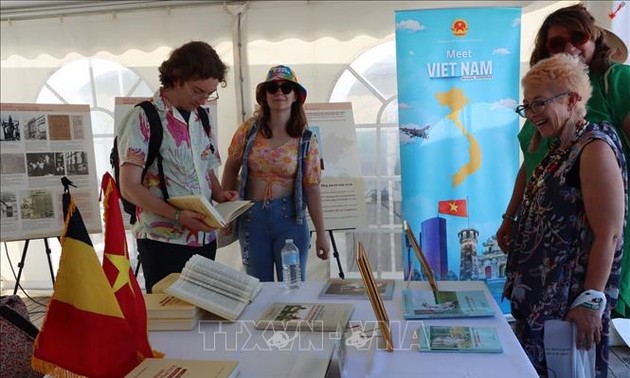 Libro del secretario general del PCV, Nguyen Phu Trong, atrae al público en Festival ManiFiesta en Bélgica