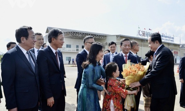 Titular del Parlamento llega a Laos y asiste a la Asamblea General de la AIPA-45