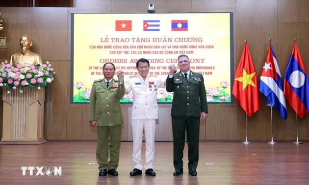 Altas condecoraciones realzan la relación entre Vietnam, Laos y Cuba