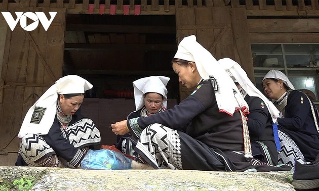Tejido de brocado de la comunidad étnica Dao Tien: Un éxito en la preservación del oficio tradicional