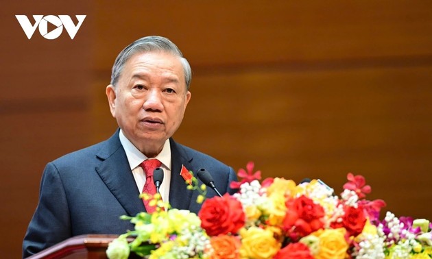 El Ejército Popular de Vietnam avanza con firmeza bajo la bandera del Partido Comunista