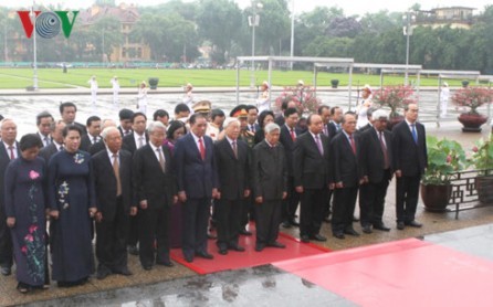 Líderes vietnamitas rinden homenaje al presidente Ho Chi Minh 