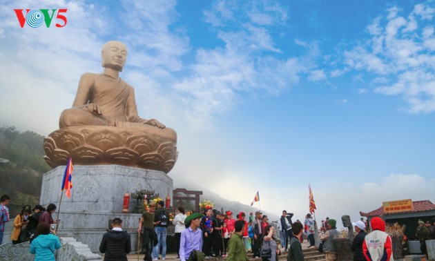 Huella del Rey-Buda Tran Nhan Tong en la montaña sagrada Yen Tu