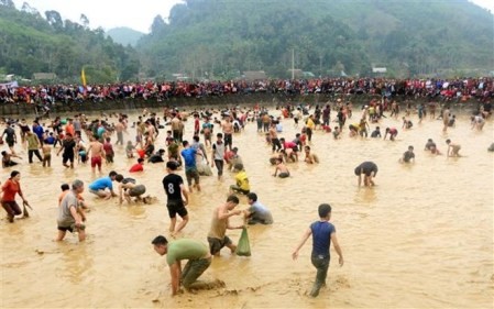 Celebran festival de capturar peces a mano en Tuyen Quang