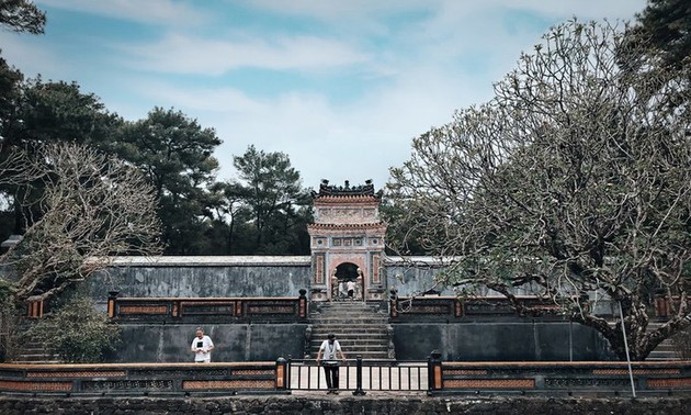 Belleza pacífica y antigua de la ciudad imperial de Hue