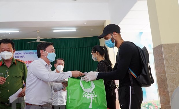 Presentan asistencia a extranjeros en Ciudad Ho Chi Minh en medio del covid-19 