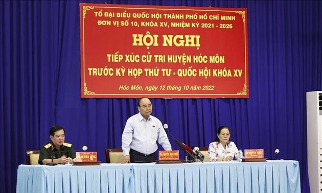 Presidente Nguyen Xuan Phuc se reúne con votantes de Ciudad Ho Chi Minh