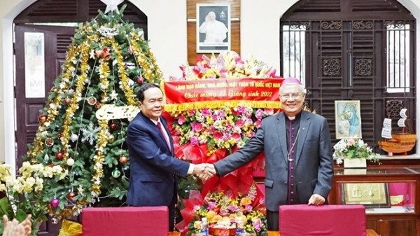 Vicepresidente de la Asamblea Nacional felicita a compatriotas católicos en Da Nang