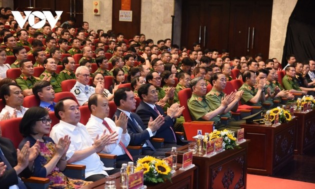 Premier de Vietnam rinde homenaje a figuras ejemplares en la lucha contra las drogas