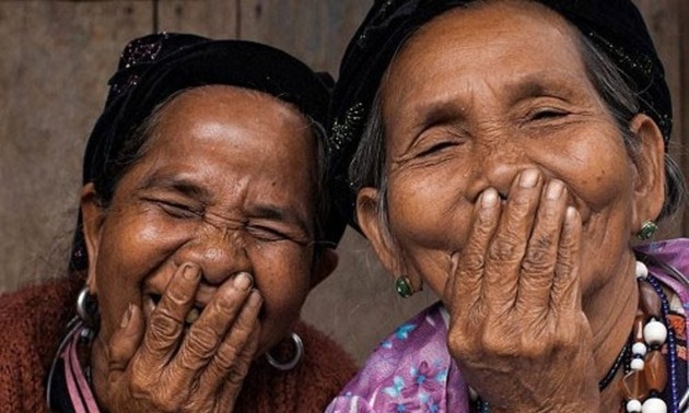 Sonrisas de ancianos de minorías étnicas