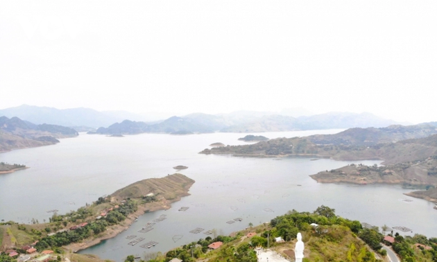 Represa hidroeléctrica de Son La: mar esmeralda en el seno de las montañas del Noroeste