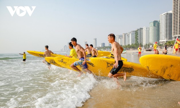 Quince equipos participan en Concurso Internacional de Rescate de Playas en Da Nang