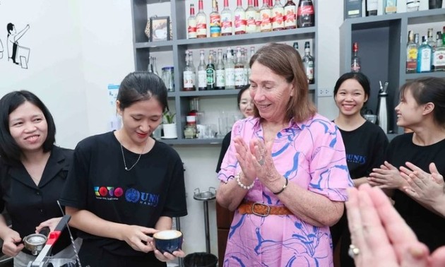 Presidenta del Senado de Australia visita centro de formación profesional humanitaria de Bac Ninh