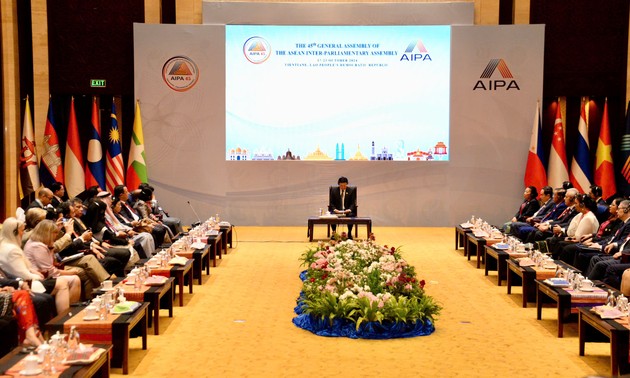 Presidente del Parlamento laosiano recibe a jefes de delegaciones participantes en AIPA-45 