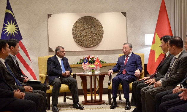 Líder político de Vietnam sostiene reuniones separadas con líderes de grupos malasios