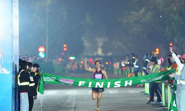 Nguyen Thi Oanh rompe su propio récord en la Media Maratón Internacional de Vietnam