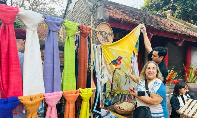 Singularidades de artesanías tradicionales de Vietnam resaltan en Templo de la Literatura de Hanói