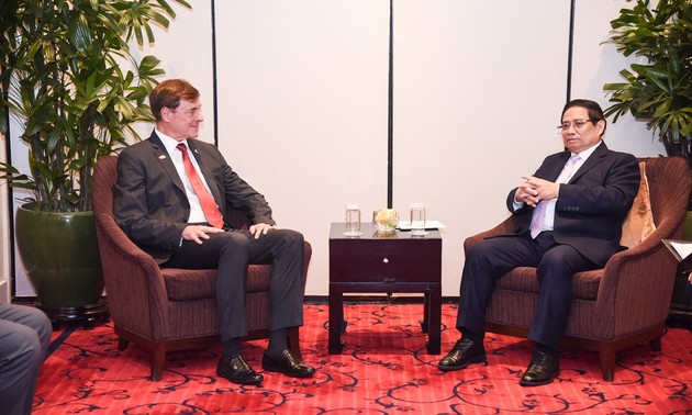 Premier vietnamita propone al grupo Embraer de Brasil cooperar en el desarrollo de la industria de la aviación