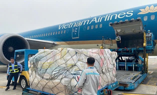 Vietnam Airlines transporta casi 30 toneladas de ayuda humanitaria a Myanmar