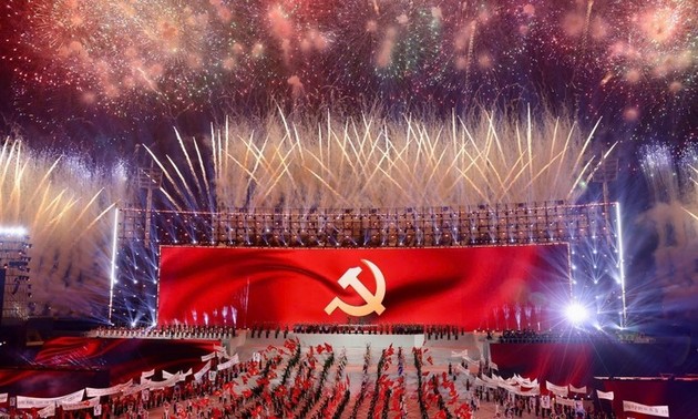 Marchando firmemente bajo la bandera del Partido