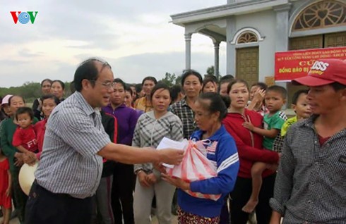 越南全国人民携手帮助中部灾民减轻洪水造成的损失