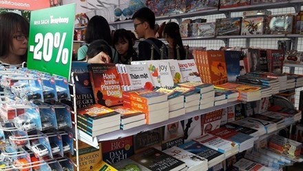 多家书店开展教科书和文具降价优惠活动  迎接新学年