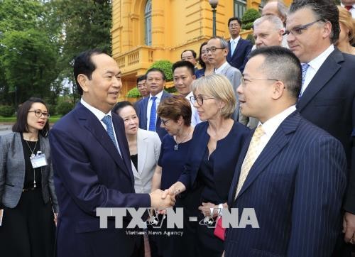 陈大光会见出席“科学促发展”研讨会的科学家