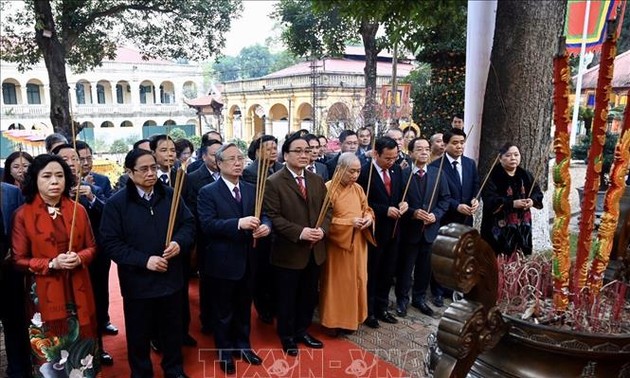 越共中央书记处常务书记陈国旺在升龙皇城上香