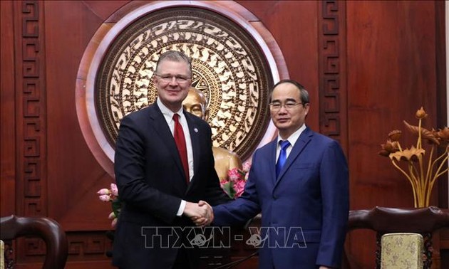 胡志明市市委书记阮善仁会见美国驻越大使丹尼尔•克里滕布林克