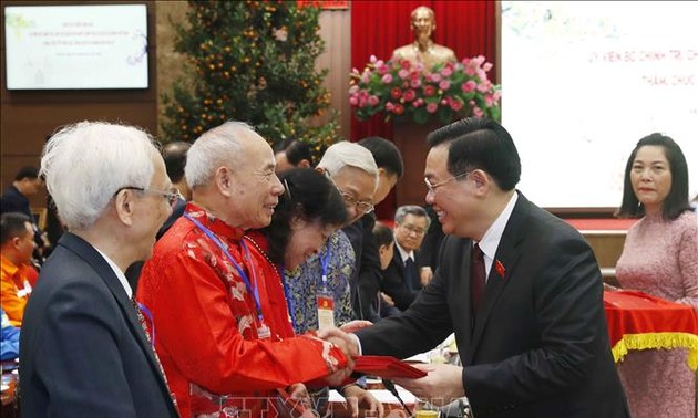 王庭惠探望首都河内并致以春节祝福