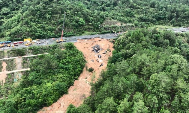 中国广东梅大高速路面塌方灾害已致36人死亡