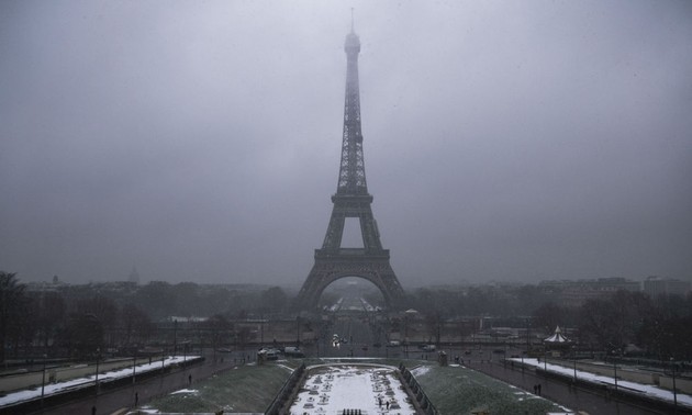  France: la tour Eiffel fermée en raison des conditions météo