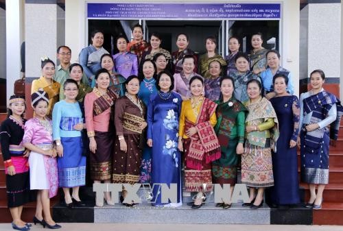 Dang Thi Ngoc Thinh rencontre le président de l'Association d'amitié Laos-Vietnam