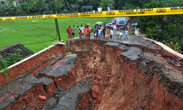 Indonésie : plus de 40.000 personnes évacuées du détroit de la Sonde par crainte d'un autre tsunami