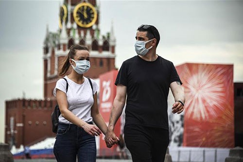 Coronavirus dans le monde : dernier bilan par pays, près de 870 000 morts