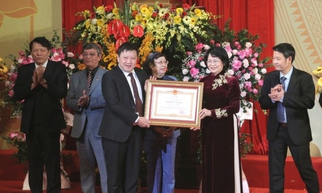 Le Théâtre de chant, de danse et de musique du Vietnam décoré du titre de « Héros du travail »