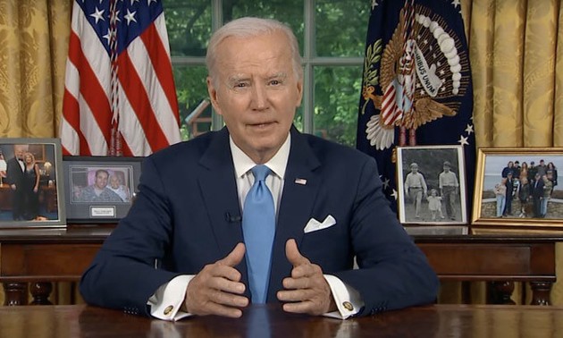 Plafond de la dette: Biden célèbre une crise évitée  