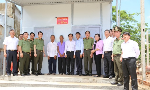 Soc Trang place ses espoirs dans le programme de construction de maisons de cœur pour les défavorisés