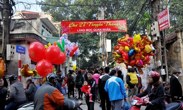 Les Hanoïens font des achats de Têt à la foire printanière du village de Moc