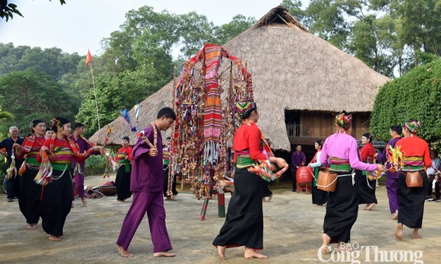 La fête de Pôôn Pôông des Muong