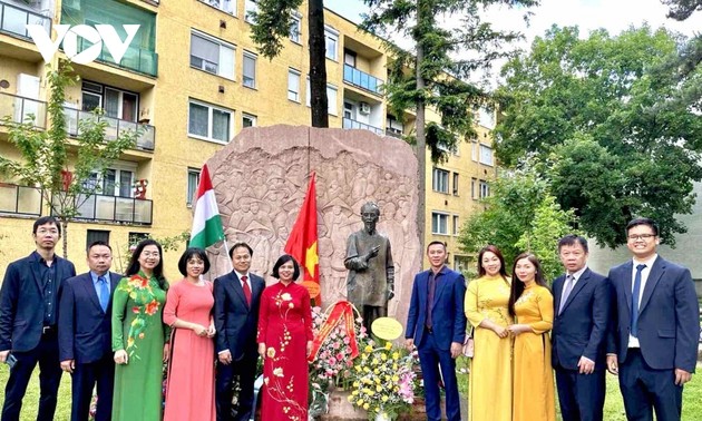 Commémoration du 134e anniversaire du Président Hô Chi Minh et du 70e anniversaire de la victoire de Diên Biên Phu en Hongrie