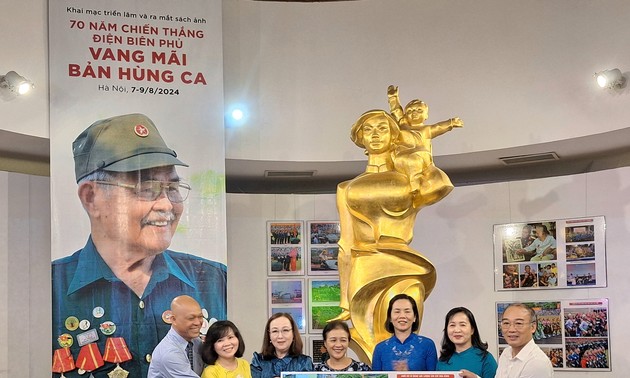 Vernissage d'une exposition de photos pour les 70 ans de la victoire de Diên Biên Phu