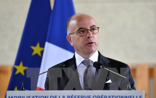 France establishes new government with few changes