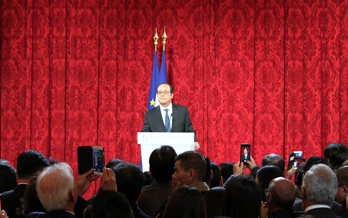 French President hosts Asian New Year celebration 