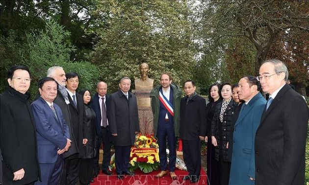  Tô Lâm rend hommage au Président Hô Chi Minh à Montreuil