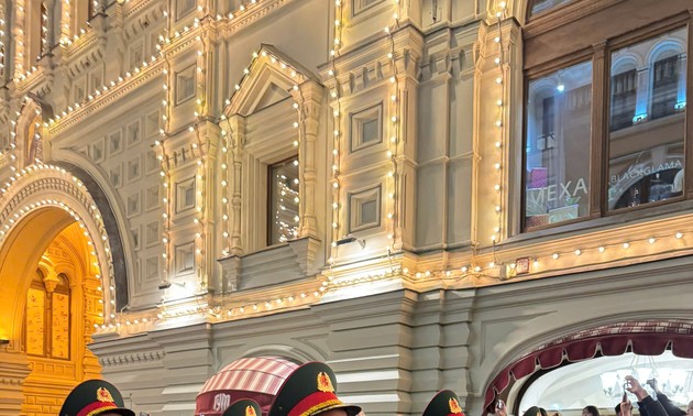 Les soldats vietnamiens défilent lors de la répétition générale sur la Place Rouge à Moscou