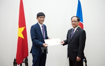 VNese Ambassador presents credentials to ASEAN Secretary General