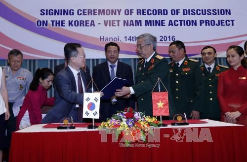 Vietnam and South Korea cooperate to recover from post-war bombs, mines