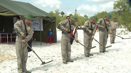 Vietnam, South Korea cooperate in mine action